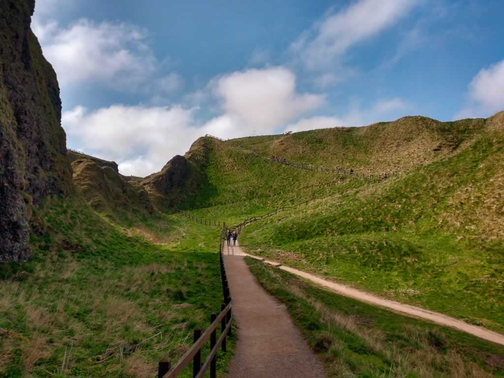 aberdeenshire dunnottar castle 03 walk to castle