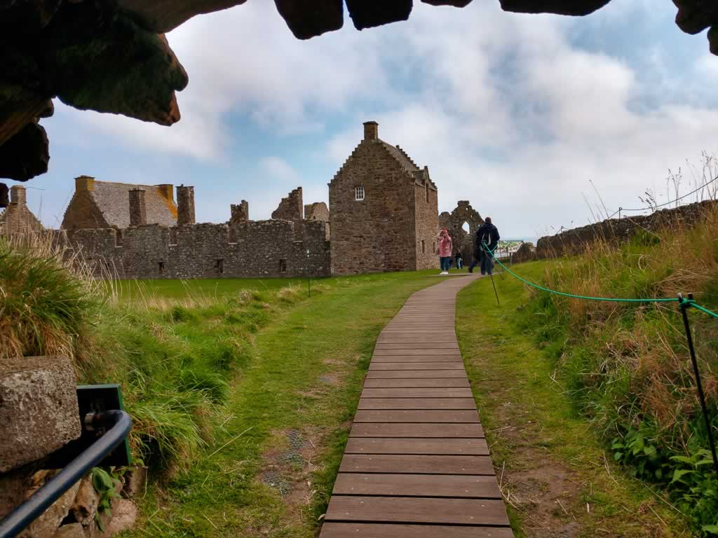 aberdeenshire dunnottar castle 04 silver house