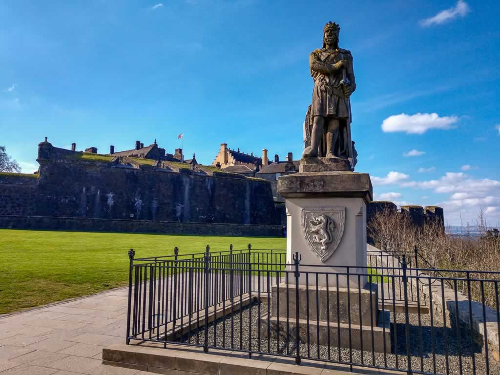 stirling castle 01 robert the bruce statue