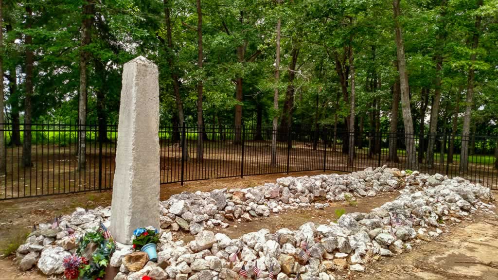 south carolina waxhaws 03 bufords stone burial spot